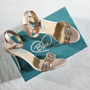 Blue by Betsey Johnson Juno Sandal in Champagne size 8